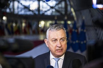 Když „nepolitik" Síkela dorazí Bruselu, vytvoří se kolem něj hlouček lidí audiobook, Andrea Procházková, Erik Tabery