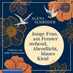Junge Frau, am Fenster stehend, Abendlicht, blaues Kleid, Alena Schröder
