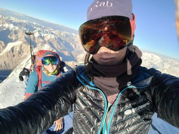 Na vrchol v mikině a bez kyslíku. Dvě Češky zdolaly osmitisícovku s extrémními teplotními výkyvy audiobook, Andrea Procházková, Erik Tabery