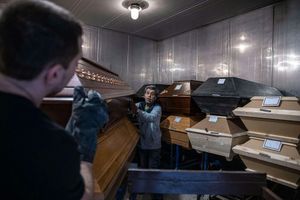 Krematorium, sportovní klub nebo divadlo. Jak žije Česko v době koronaviru?, Andrea Procházková, Erik Tabery