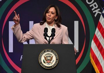 Omlazení demokraté našli s Kamalou Harris ztracenou víru ve vítězství a americký sen audiobook, Andrea Procházková, Erik Tabery