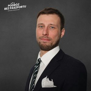 Dedolaryzacja świata. Komu na tym zależy?, Mateusz Grzeszczuk