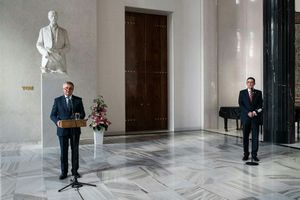 Jednání prezidentových mužů připomíná přihlouplý sitcom, Andrea Procházková, Erik Tabery