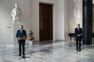 Jednání prezidentových mužů připomíná přihlouplý sitcom audiobook, Andrea Procházková, Erik Tabery