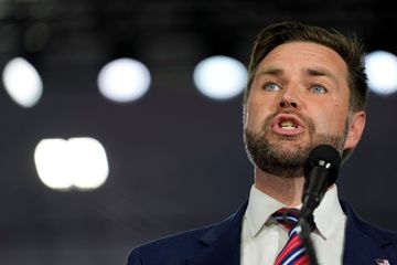 Pozor na komunisty. J. D. Vance chce zachránit Michigan před čínskou továrnou audiobook, Andrea Procházková, Erik Tabery