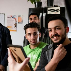 Kuchnia bez konfliktu. Jak pomóc uchodźcom, by ułożyli sobie życie w Polsce, OKO.press