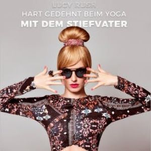 Hart gedehnt beim Yoga mit dem Stiefvater, Carmen Dias