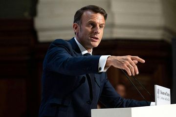 Francii skončily prázdniny. Je čas vybrat premiéra audiobook, Andrea Procházková, Erik Tabery