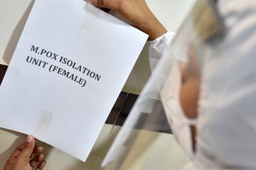 Nová varianta mpox může znamenat ohrožení. S covidem se to však srovnat nedá audiobook, Andrea Procházková, Erik Tabery