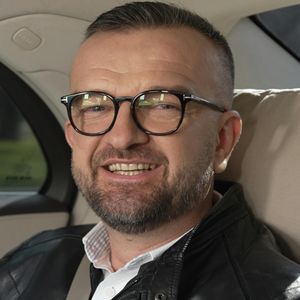 Biznes klasa. Odcinek 22. Marcin Ochnik: Miał zrujnować rodzinną firmę, a teraz ma 120 salonów i podbija rynek w Polsce, Łukasz Kijek