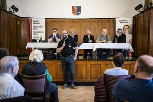 Konečná si s Vidlákem poradí. Ale Turkovi motory a auta do voleb stačit nebudou, Andrea Procházková, Erik Tabery