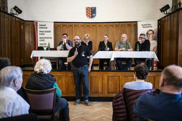 Konečná si s Vidlákem poradí. Ale Turkovi motory a auta do voleb stačit nebudou audiobook, Andrea Procházková, Erik Tabery