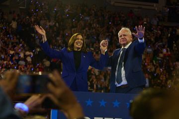 Harris a Walz se vezou na vlně euforie. Budou demokratům stačit emoce k vítězství? audiobook, Andrea Procházková, Erik Tabery