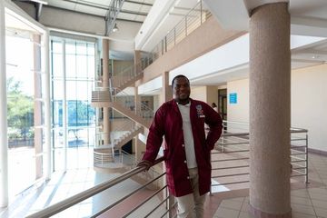 Lékaři z Karlovky za diamanty z Botswany. Příběh afrických mediků v Česku audiobook, Andrea Procházková, Erik Tabery