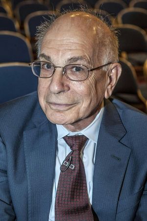 Daniel Kahneman ukazoval, že se často rozhodujeme proti vlastnímu zájmu, Andrea Procházková, Erik Tabery