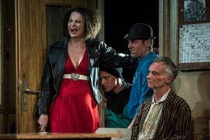 Divadlo pro 30 tisíc lidí. Dejvice se rozloučily s inscenací, v níž Bůh ztratí zbytky naděje v lidstvo, Andrea Procházková, Erik Tabery