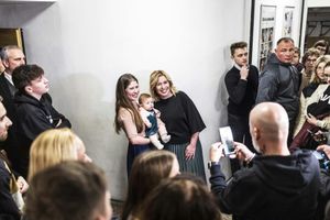 Méně polobohů, víc služebníků. Jak se mění vztah Čechů k politikům?, Andrea Procházková, Erik Tabery