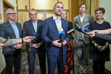 Hledání vlády nad Prahou, volby na Slovensku, nové album Johna Calea audiobook, Andrea Procházková, Erik Tabery