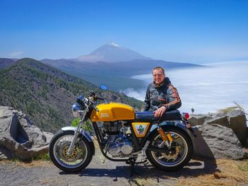 Jindra Fáborský: „Na motorce mám na cestách největší svobodu. Můžu jet rychle, ale když projedu kolem pekárny, pořád cítím tu vůni čerstvých croissantů.” audiobook, Matouš Vinš