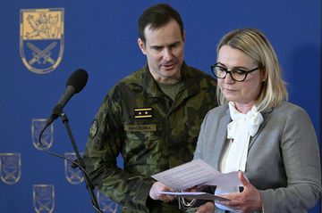 Řehka zůstává v čele armády. Je konflikt s ministryní zažehnán? audiobook, Andrea Procházková, Erik Tabery