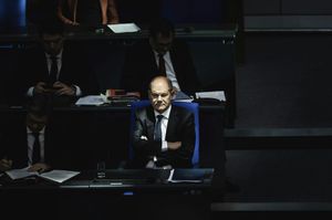 Velké sliby a ještě větší výmluvy.  „Scholzing“ se německému kancléři nevyplatil, důvěru sněmu nedostal, Andrea Procházková, Erik Tabery