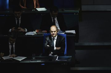 Velké sliby a ještě větší výmluvy.  „Scholzing“ se německému kancléři nevyplatil, důvěru sněmu nedostal audiobook, Andrea Procházková, Erik Tabery