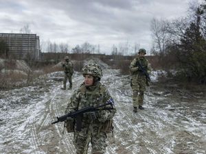 Respekt na Ukrajině: Čekání na válku se stalo součástí každodenního života, Andrea Procházková, Erik Tabery