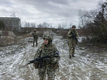 Respekt na Ukrajině: Čekání na válku se stalo součástí každodenního života audiobook, Andrea Procházková, Erik Tabery