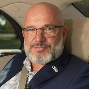 Biznes Klasa. Odcinek 39. Piotr Mikrut, prezes Grupy Śnieżka - Nawet 50 proc. marży brutto na sprzedaży farb, Łukasz Kijek